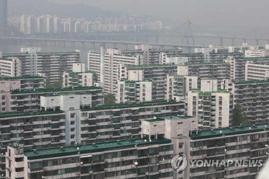 정부가 22일 보유세 개편안을 공개하면서 올해 주택 공시가격이 10% 이상 오른 서울 주택 보유자의 재산세와 종합부동산세 등 세 부담이 커지게 됐다. 잠실주공5단지(사진)는 올해 50%에 육박하는 보유세가 적용될 것으로 추정되고 있다.<연합뉴스>
